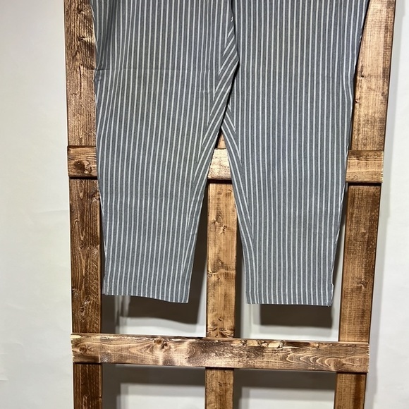 Maurices pinstripe crop pants. High rise. Size 2X. NWT. - Picture 3 of 7